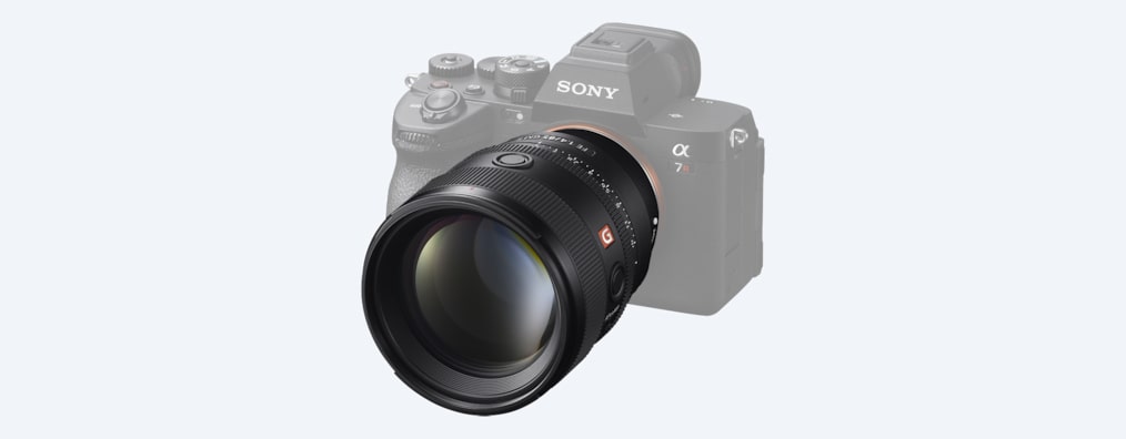 A product image showing the lens mounted on the desaturated α7R V
